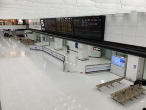 コロナ禍の成田空港到着ロビー